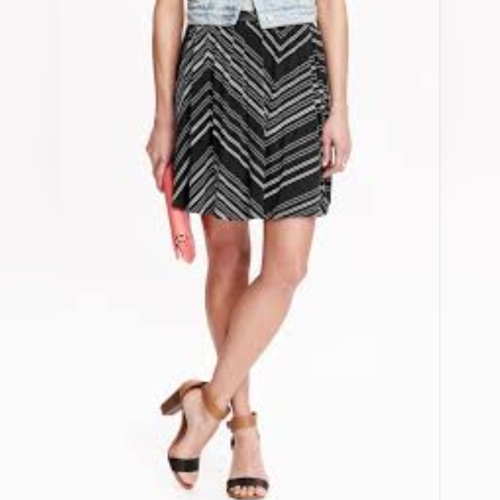 Women's Old Navy Circle Skirt in Stretch Jersey, Black and White- Size S…